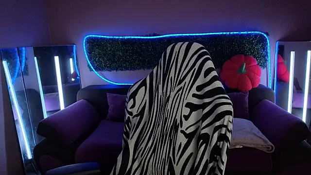 Snapshot of LitaBrom chatting on 11.19.25 LitaBrom online show from 11.19.25