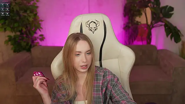 Snapshot of Linda054 chatting on 10.27.25 Linda054 online show from 10.27.25