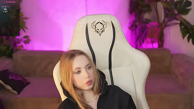 Snapshot of Linda054 chatting on 10.29.25 Linda054 online show from 10.29.25