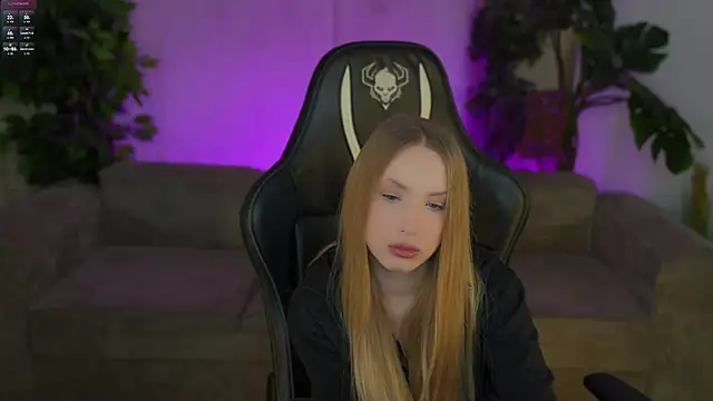 Snapshot of Linda054 chatting on 11.02.25 Linda054 online show from 11.02.25