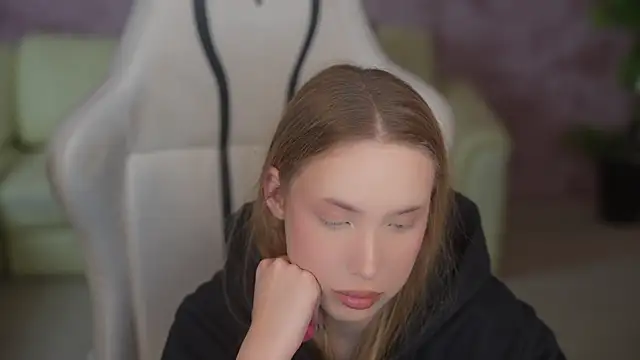 Snapshot of Linda054 chatting on 12.02.25 Linda054 online show from 12.02.25