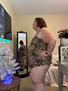 Snapshot of MsStrawbooty chatting on 12.17.25 MsStrawbooty online show from 12.17.25