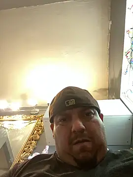 Snapshot of valleyoneofakind chatting on 12.08.24 valleyoneofakind online show from 12.08.24