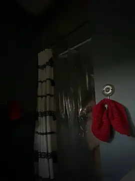 Snapshot of valleyoneofakind chatting on 12.19.24 valleyoneofakind online show from 12.19.24