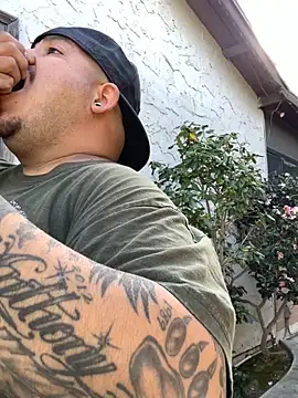 Snapshot of valleyoneofakind chatting on 10.28.25 valleyoneofakind online show from 10.28.25