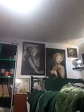 Snapshot of valleyoneofakind chatting on 12.14.25 valleyoneofakind online show from 12.14.25