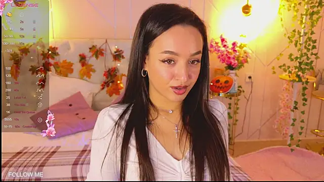 Snapshot of Lolly_Neal chatting on 11.03.25 Lolly Neal online show from 11.03.25