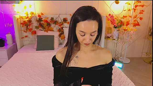 Snapshot of Lolly_Neal chatting on 12.04.25 Lolly Neal online show from 12.04.25