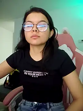 Snapshot of azumiichan chatting on 11.22.25 azumiichan online show from 11.22.25