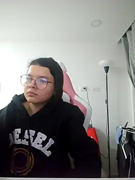 Snapshot of azumiichan chatting on 12.04.25 azumiichan online show from 12.04.25