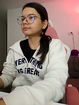 Snapshot of azumiichan chatting on 12.17.25 azumiichan online show from 12.17.25