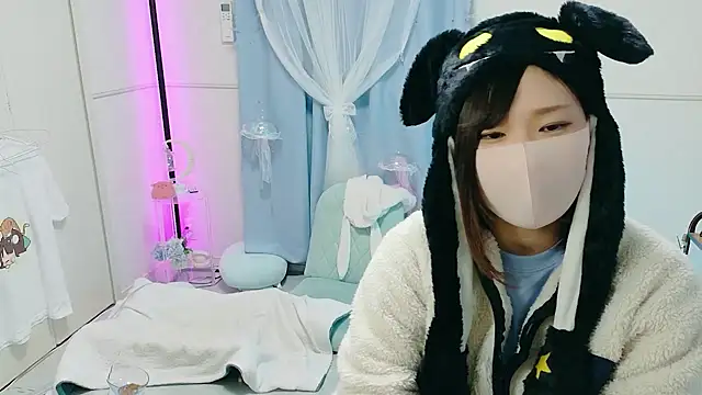 Snapshot of MEI--55 chatting on 10.31.25 MEI--55 online show from 10.31.25