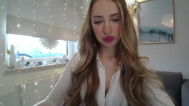 Snapshot of JulietteDiamond chatting on 12.16.25 JulietteDiamond online show from 12.16.25