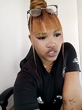 Snapshot of charmainexxx chatting on 11.08.25 charmainexxx online show from 11.08.25