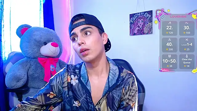 Snapshot of OwenBluee chatting on 05.04.26 OwenBluee online show from 05.04.26
