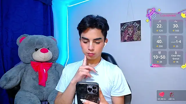 Snapshot of OwenBluee chatting on 05.11.26 OwenBluee online show from 05.11.26
