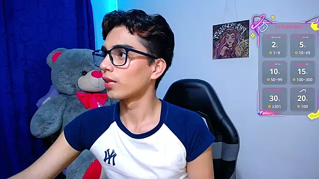 Snapshot of OwenBluee chatting on 05.14.26 OwenBluee online show from 05.14.26