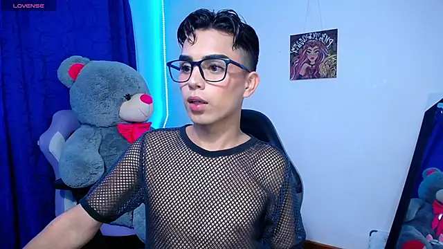 Snapshot of OwenBluee chatting on 05.22.26 OwenBluee online show from 05.22.26