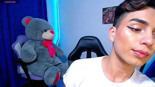 Snapshot of OwenBluee chatting on 05.28.26 OwenBluee online show from 05.28.26