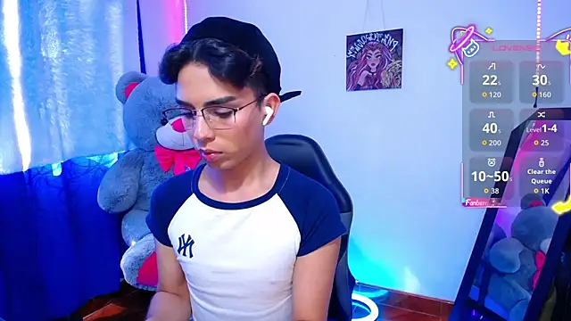 Snapshot of OwenBluee chatting on 06.11.26 OwenBluee online show from 06.11.26
