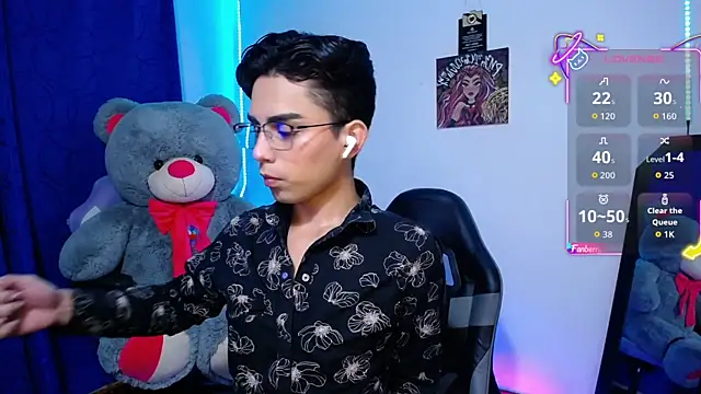 Snapshot of OwenBluee chatting on 06.16.26 OwenBluee online show from 06.16.26