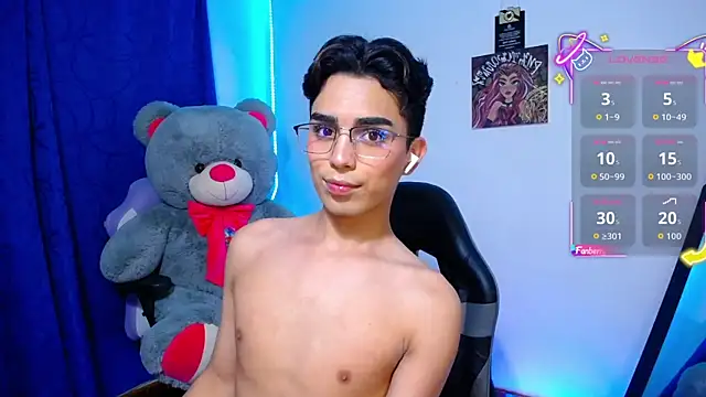 Snapshot of OwenBluee chatting on 06.18.26 OwenBluee online show from 06.18.26