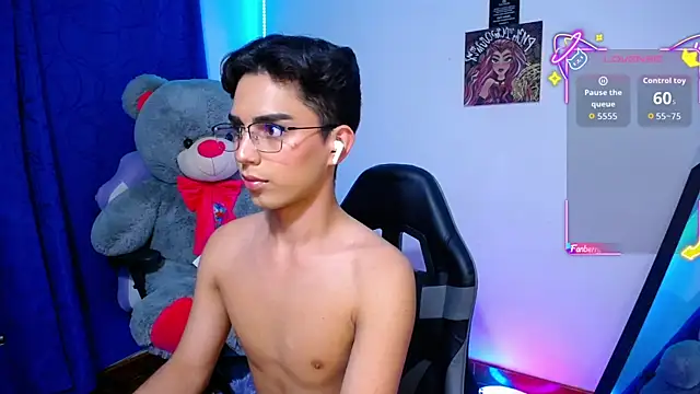 Snapshot of OwenBluee chatting on 06.18.26 OwenBluee online show from 06.18.26
