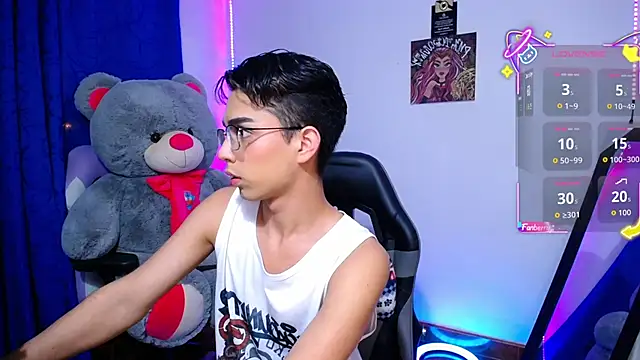 Snapshot of OwenBluee chatting on 06.20.26 OwenBluee online show from 06.20.26