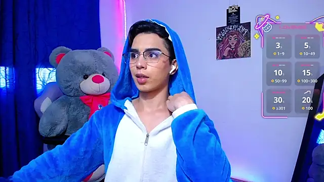 Snapshot of OwenBluee chatting on 06.25.26 OwenBluee online show from 06.25.26