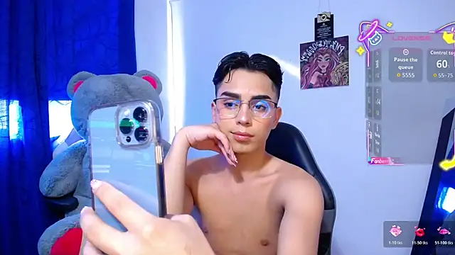 Snapshot of OwenBluee chatting on 06.26.26 OwenBluee online show from 06.26.26