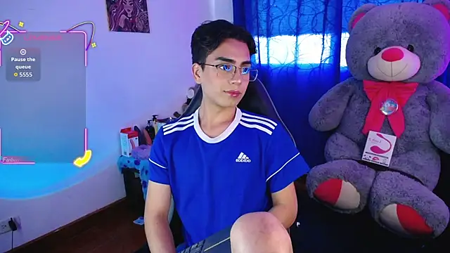 Snapshot of OwenBluee chatting on 07.28.26 OwenBluee online show from 07.28.26