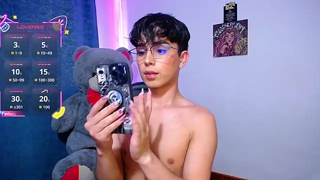 Snapshot of OwenBluee chatting on 08.03.26 OwenBluee online show from 08.03.26