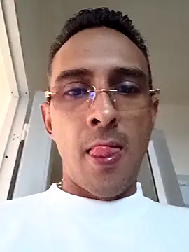 Snapshot of paisa233 chatting on 10.24.25 paisa233 online show from 10.24.25