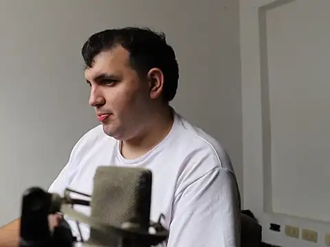 Snapshot of zekefotoslive chatting on 12.22.25 zekefotoslive online show from 12.22.25