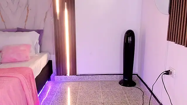 Snapshot of mia_six66 chatting on 10.05.25 mia six66 online show from 10.05.25