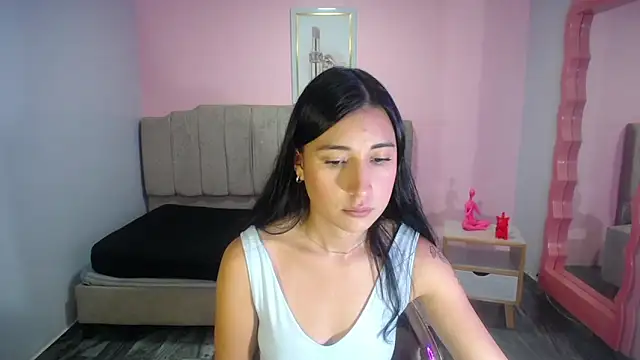 Snapshot of lizzyluk_ch chatting on 10.28.25 lizzyluk ch online show from 10.28.25