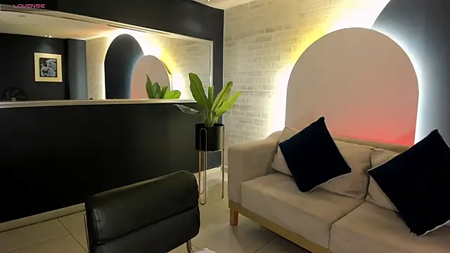 Snapshot of MariaHerrera_ chatting on 11.18.25 MariaHerrera online show from 11.18.25