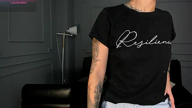 Snapshot of MariaHerrera_ chatting on 11.30.25 MariaHerrera online show from 11.30.25