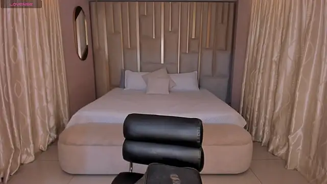 Snapshot of MariaHerrera_ chatting on 12.15.25 MariaHerrera online show from 12.15.25