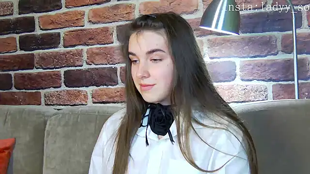 Snapshot of Sofia_Hugs chatting on 11.13.25 Sofia Hugs online show from 11.13.25