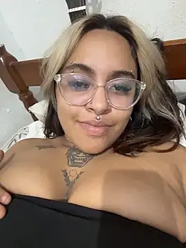 Snapshot of lolafairytail chatting on 12.13.25 lolafairytail online show from 12.13.25