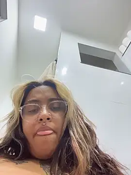 Snapshot of lolafairytail chatting on 12.15.25 lolafairytail online show from 12.15.25