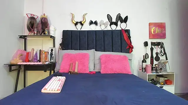 Snapshot of emmily_giraldo chatting on 11.28.25 emmily giraldo online show from 11.28.25