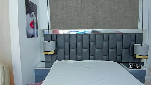 Snapshot of _cat_18 chatting on 12.19.24 cat 18 online show from 12.19.24