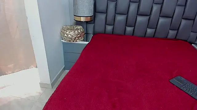 Snapshot of _cat_18 chatting on 12.20.24 cat 18 online show from 12.20.24