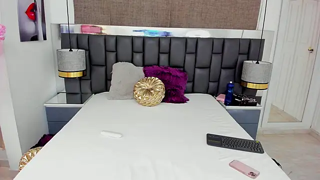 Snapshot of _cat_18 chatting on 02.13.25 cat 18 online show from 02.13.25