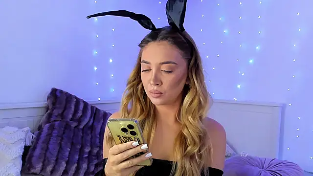 Snapshot of Jessielle chatting on 12.19.24 Jessielle online show from 12.19.24