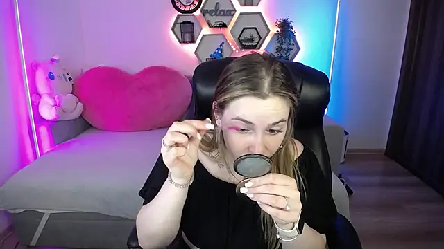 Snapshot of SabrinViolet chatting on 06.23.26 SabrinViolet online show from 06.23.26