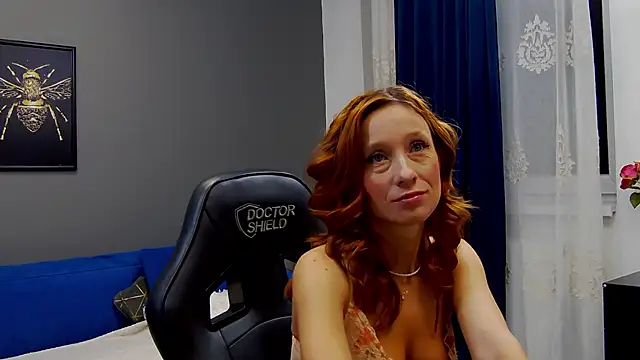 Snapshot of AnneHove chatting on 02.07.25 AnneHove online show from 02.07.25