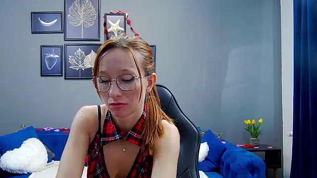 Snapshot of AnneHove chatting on 02.14.25 AnneHove online show from 02.14.25